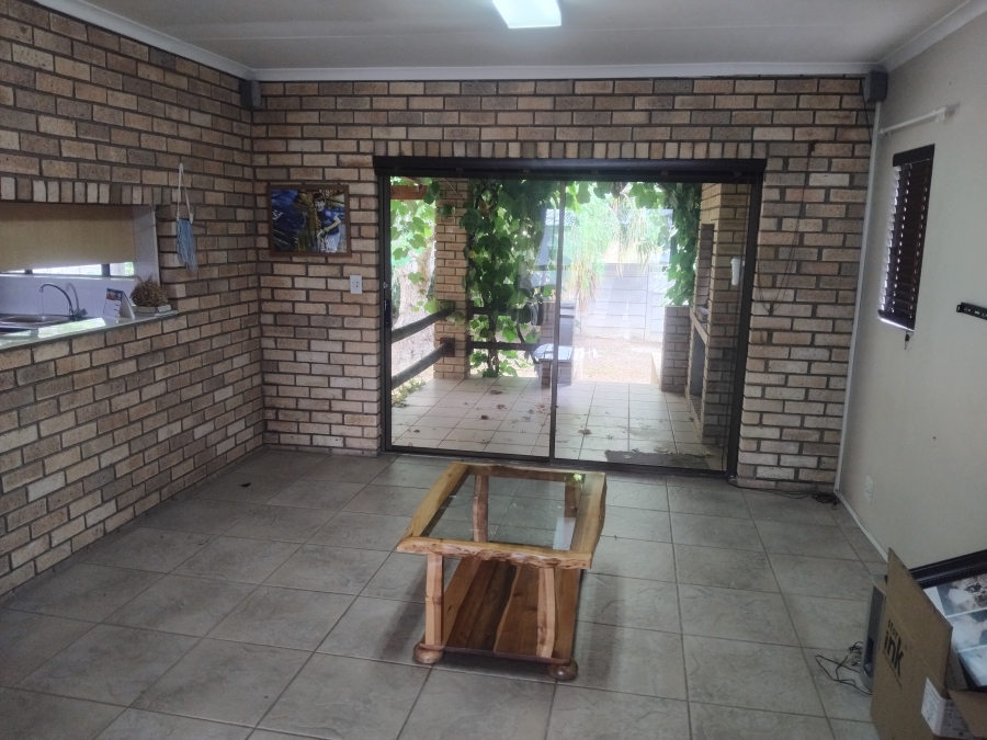 6 Bedroom Property for Sale in Wavecrest Eastern Cape